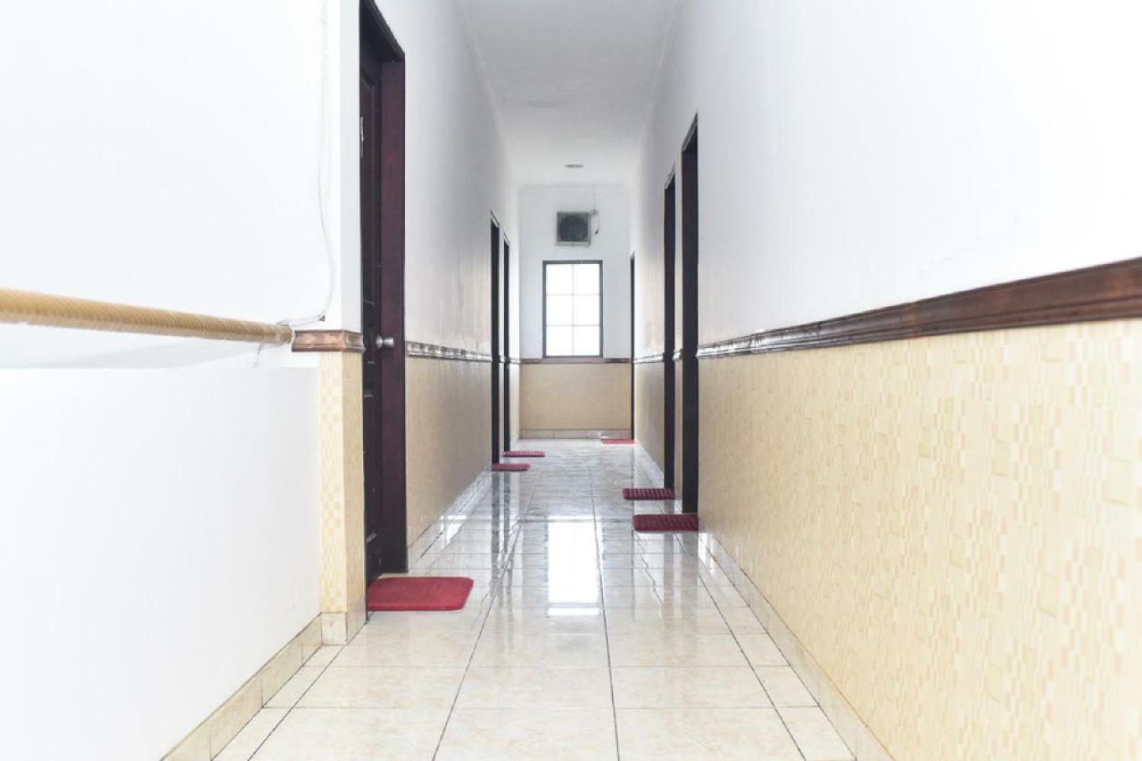 Reddoorz Near Lenmarc Mall Surabaya Pradahkalikendal Eksteriør bilde